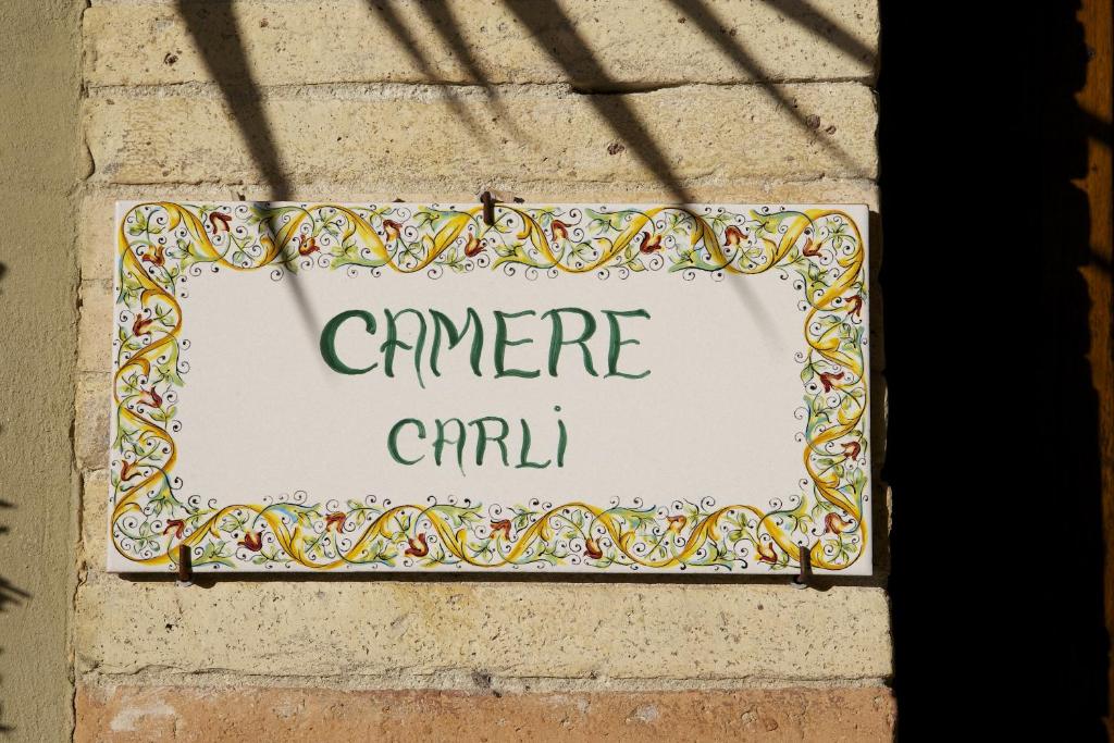 アッシジにあるCamere Carliの煉瓦の壁面の看板