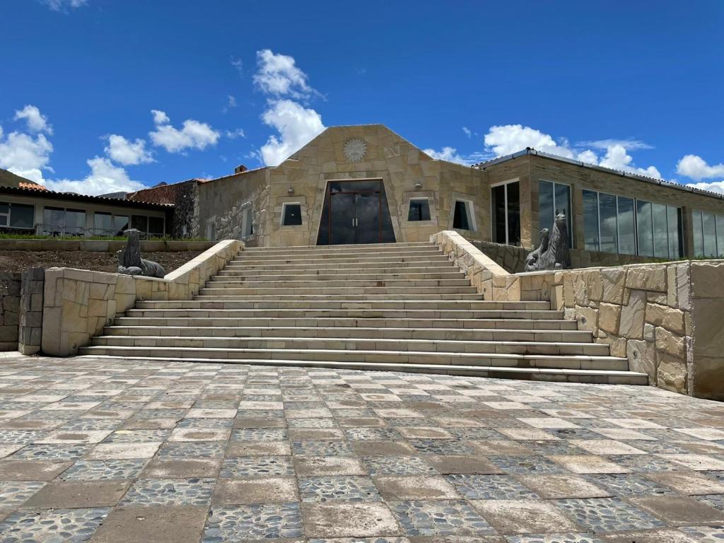 un edificio con escaleras que conducen a una puerta en Hotel Puerta del Sol Colca, en Yanque