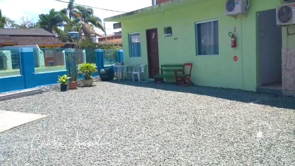 una casa con una entrada de grava delante de ella en Casa da Amizade Pousada, 200 mt do Beto Carrero, en Penha