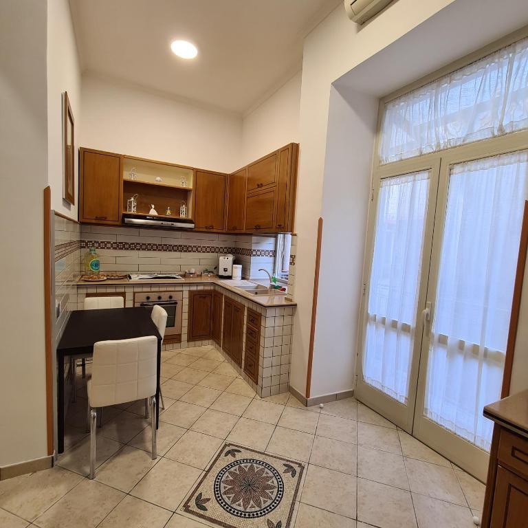 una cucina con un tavolo e una sala da pranzo di Casa Mia al Plebiscito a Napoli