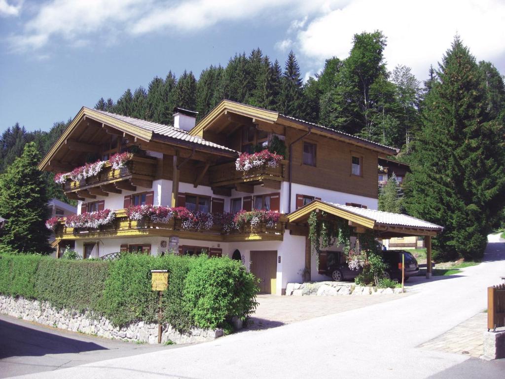 ein Gebäude mit Blumenkästen an der Seite in der Unterkunft Ferienwohnung Johann Niedermoser in Fieberbrunn