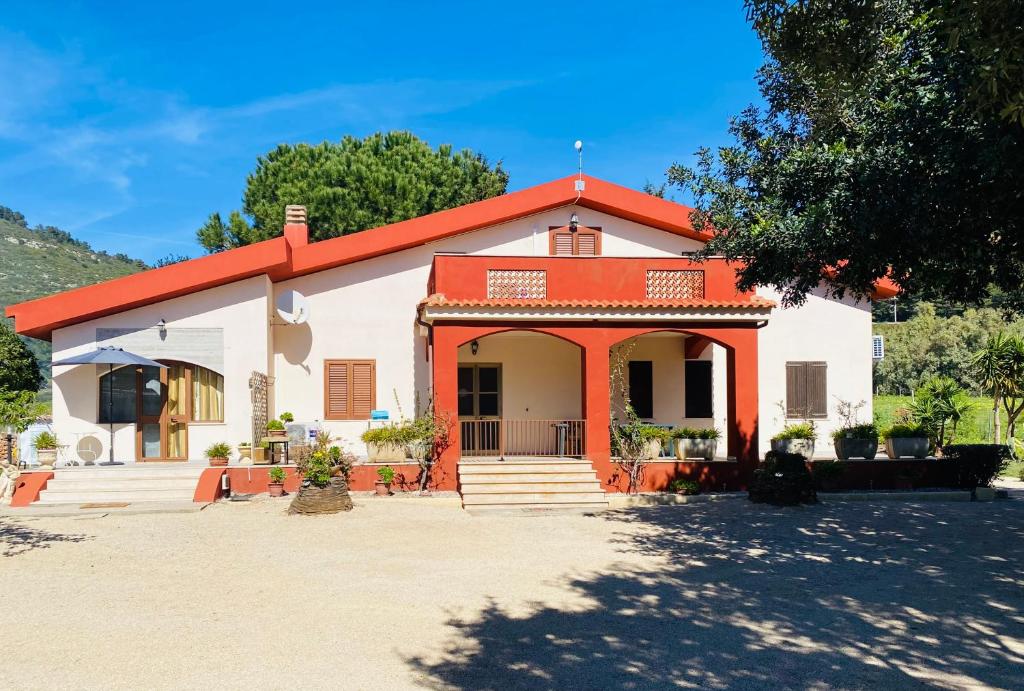 um pequeno edifício branco e laranja com uma árvore em Casa Provence Family & Friends Mare & Natura em Alghero