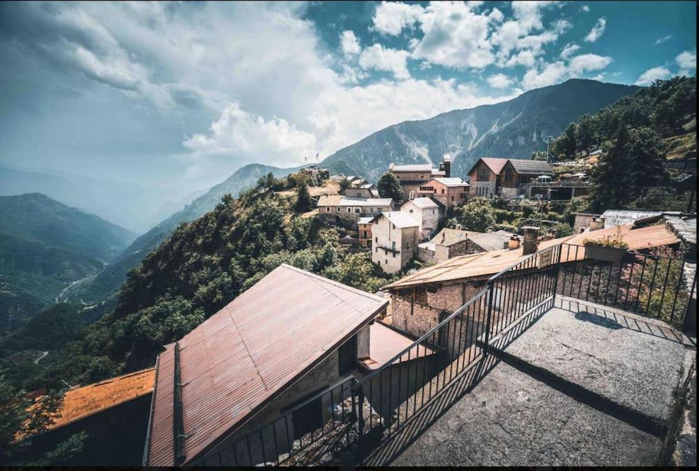 Nespecifikovaný výhled na hory nebo výhled na hory při pohledu z luxury tent