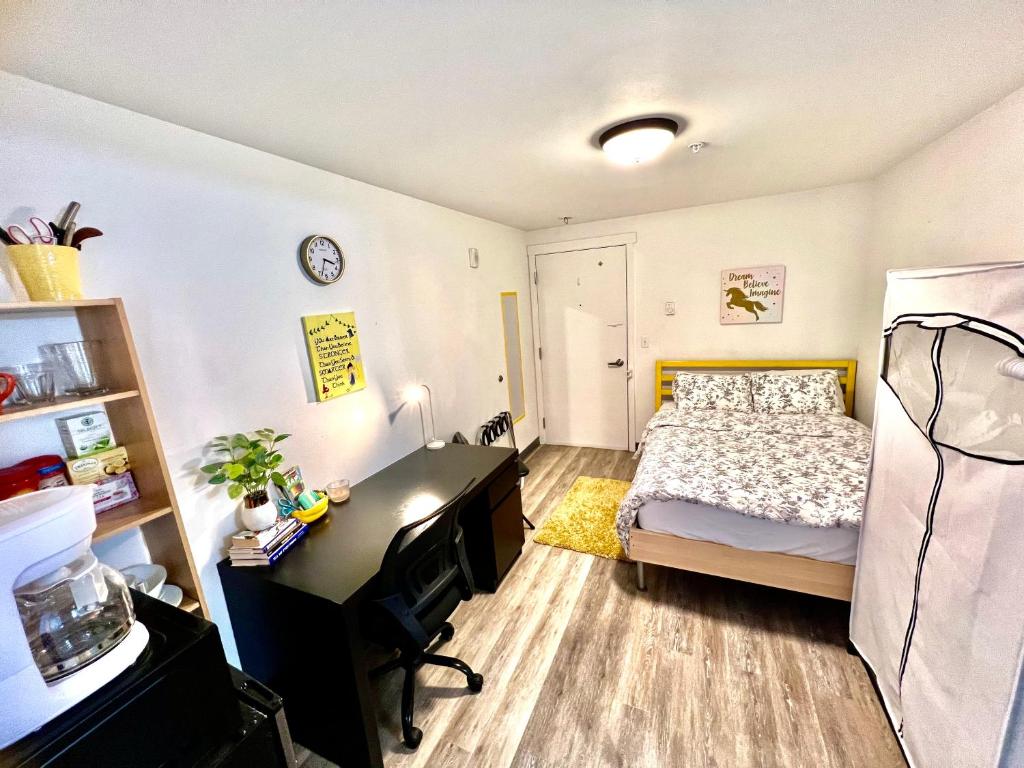 シアトルにあるMicro Studio Apartment 10 Minutes Walk to University of Washingtonのベッドルーム1室(ベッド1台、デスク付)