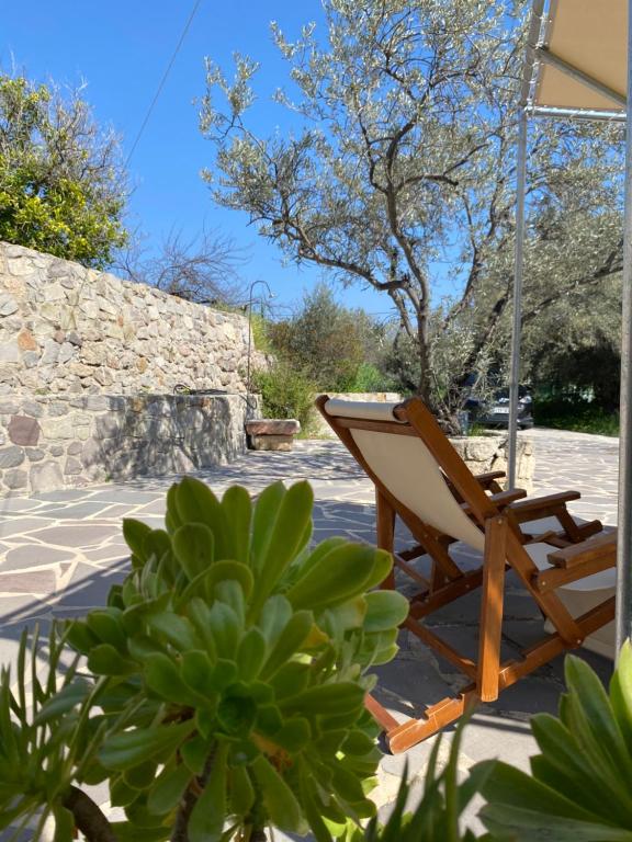 una hamaca y una silla en el patio en Kontos Village House en Kondós