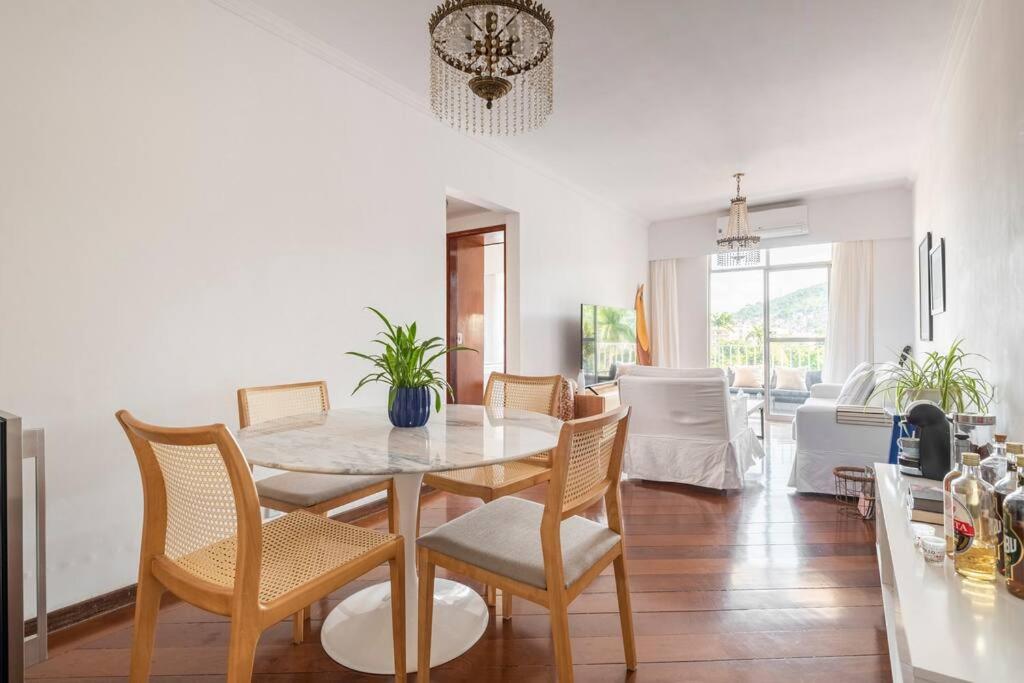 uma sala de jantar com mesa e cadeiras em Jacarepaguá Residence - Quarto em apartamento no Rio de Janeiro