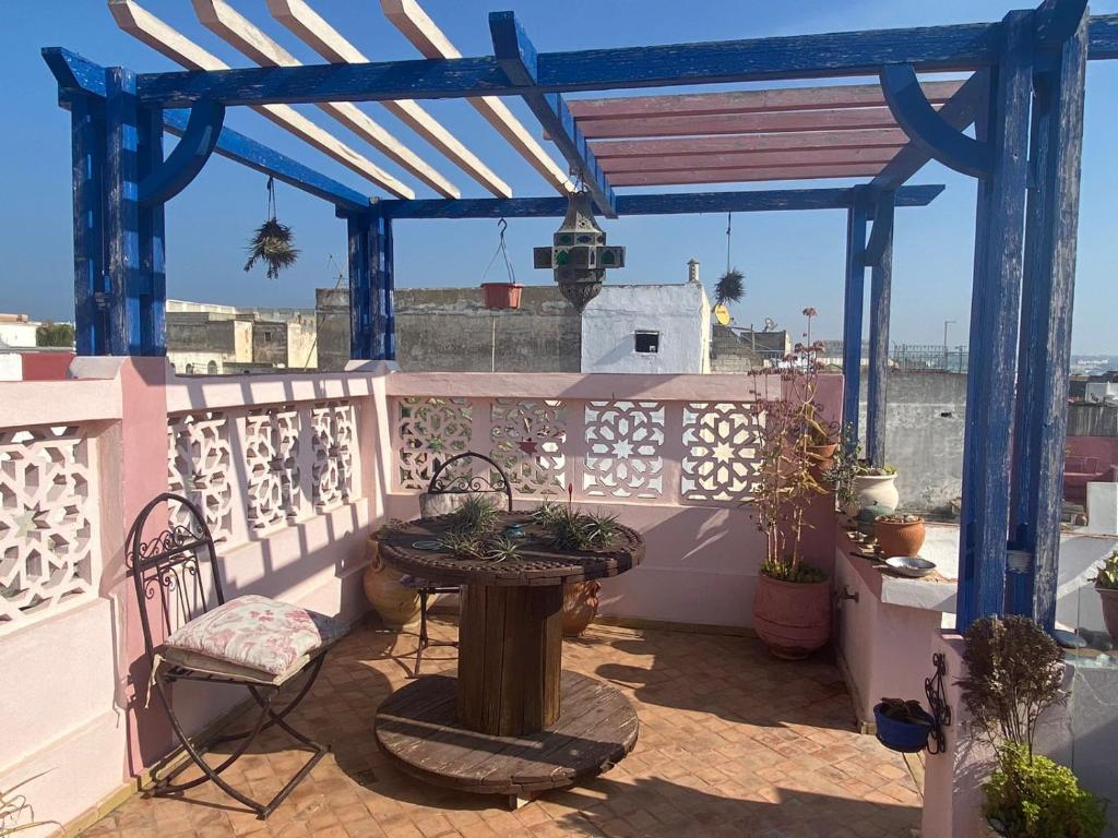 d'une terrasse avec une table et des chaises sur un balcon. dans l'établissement Dar Sam - Red Room, à Rabat