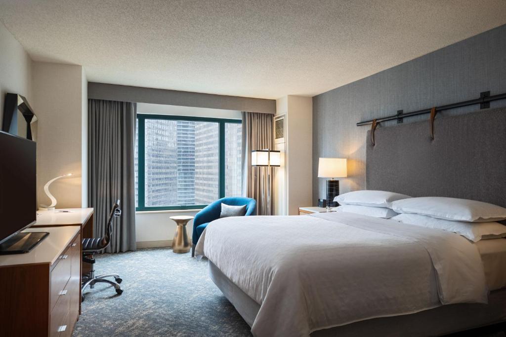 Sheraton Grand Chicago Riverwalk - One-Bedroom Large Suite With River View And Pool Access