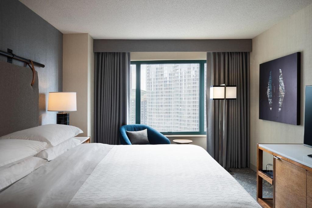 Sheraton Grand Chicago Riverwalk - Junior King Suite With Sofa Bed And City View