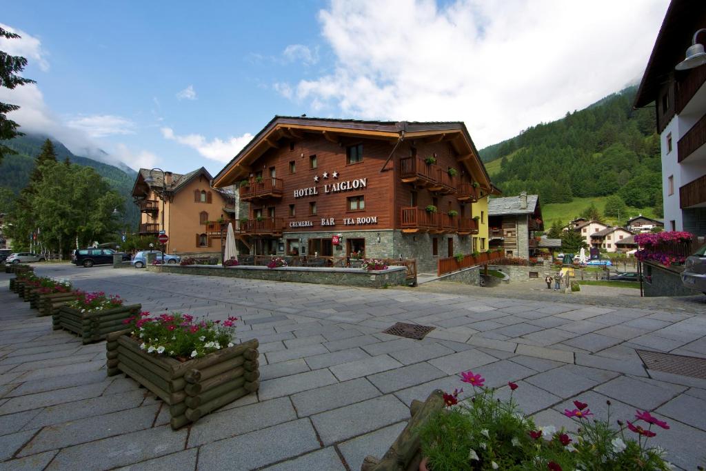 Nespecifikovaný výhled na hory nebo výhled na hory při pohledu z hotelu