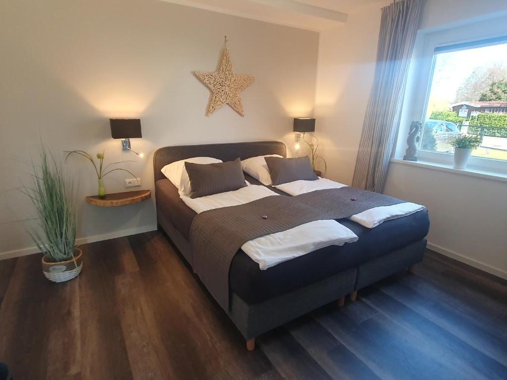 1 dormitorio con 1 cama con una estrella en la pared en "Seabreeze", en Grömitz