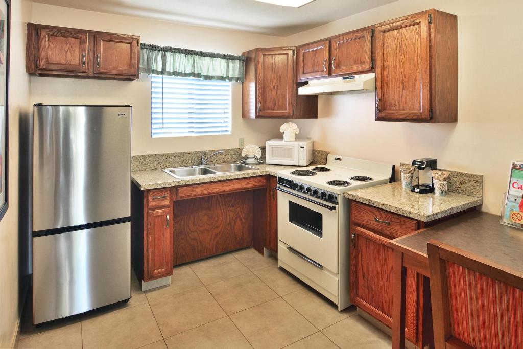 Lamplighter Inn & Suites at SDSU - Queen Room With Roll-In Shower - Disability Access