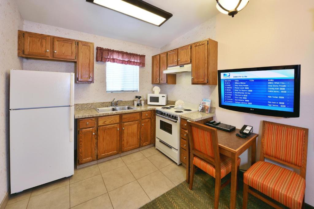 Lamplighter Inn & Suites at SDSU - Queen Kamer Met Keuken – Niet-Rokers