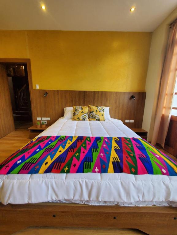 Postel nebo postele na pokoji v ubytování Hotel Inti Quito