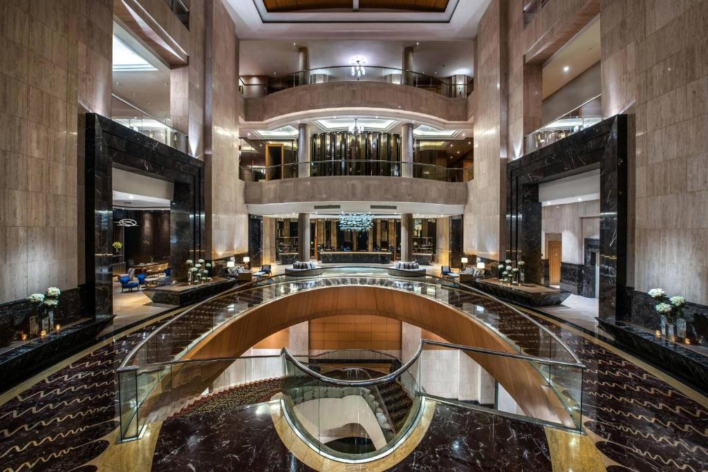 una grande hall con scala a chiocciola in un edificio di The Ritz-Carlton Jakarta, Mega Kuningan a Giacarta