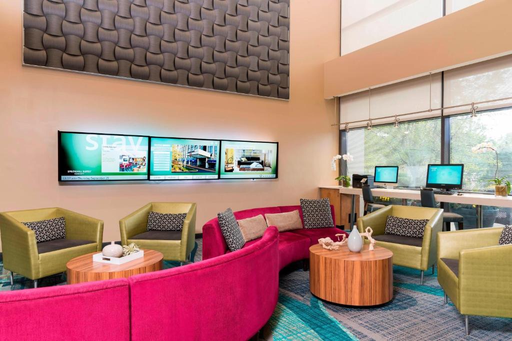 TV a/nebo společenská místnost v ubytování SpringHill Suites by Marriott Chicago O'Hare