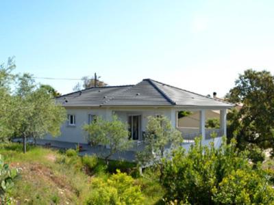 une petite maison blanche sur une colline avec des arbres dans l'établissement Holiday Home Serena, à Cervione