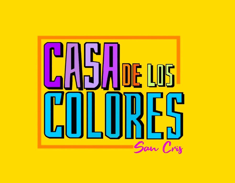 um sinal colorido que diz casauce los echoes em Casa de los colores San cris em San Cristóbal de Las Casas