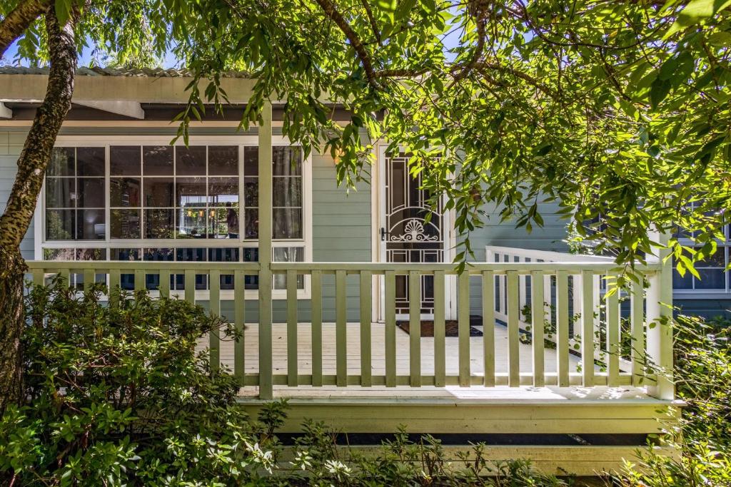 a white bench on the front porch of a house at Swanbrook in Mount Victoria