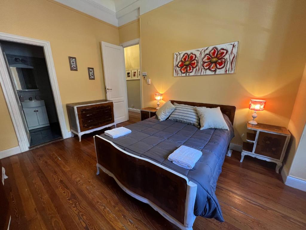 een slaapkamer met een groot bed in een kamer bij Casa Reina Palermo Viejo in Buenos Aires