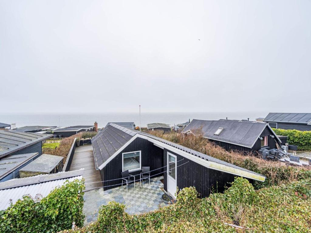 un grupo de casas con el océano en el fondo en Holiday home Esbjerg V IV, en Esbjerg