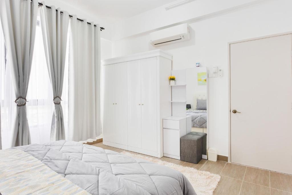 Postel nebo postele na pokoji v ubytování Sofea Suites @ Troika Kota Bharu #Wifi #Netflix