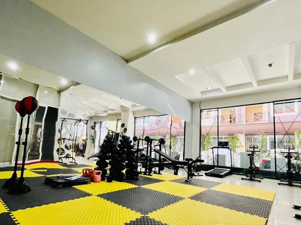 Fitness centrum a/nebo fitness zařízení v ubytování PJ Patong Resortel