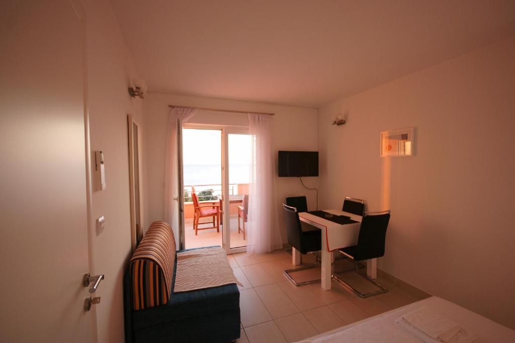 Televízia a/alebo spoločenská miestnosť v ubytovaní Apartments Villa Rosina