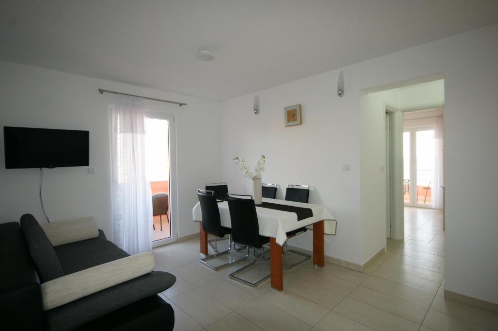 Televízia a/alebo spoločenská miestnosť v ubytovaní Apartments Villa Rosina
