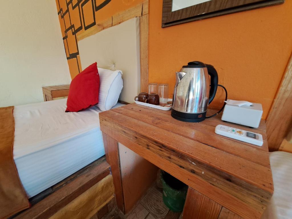 Příslušenství pro přípravu čaje a kávy v ubytování Hong Qi Hotel