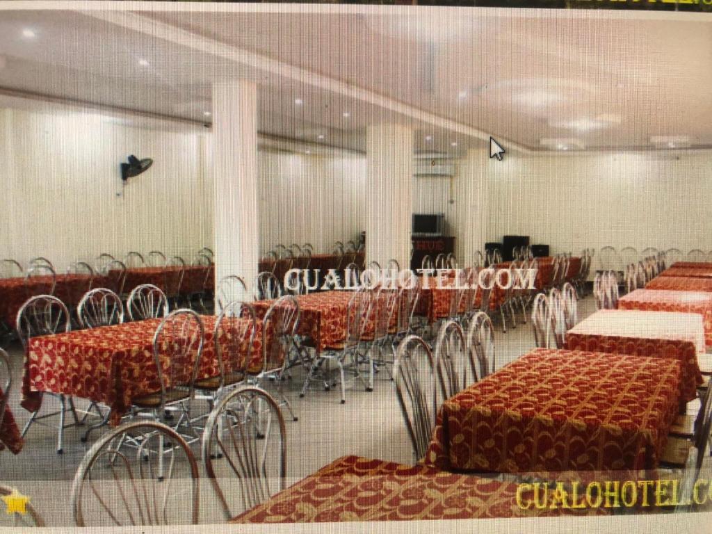 um salão de banquetes com mesas e cadeiras em Khách sạn Đại Huệ em Dong Quan