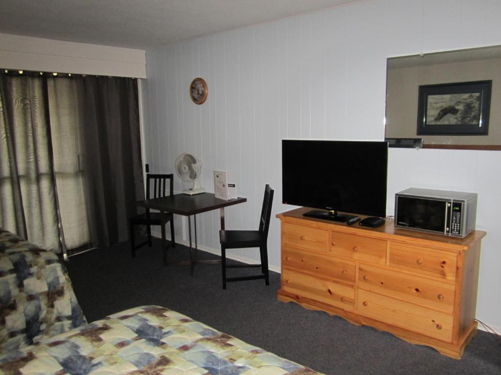TV a/nebo společenská místnost v ubytování Lakeside Motel