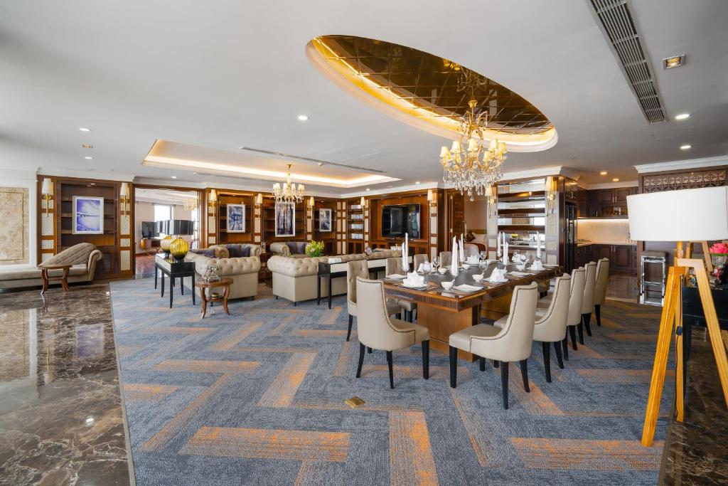 una sala da pranzo con un lungo tavolo e sedie di Minh Toan Galaxy Hotel a Da Nang