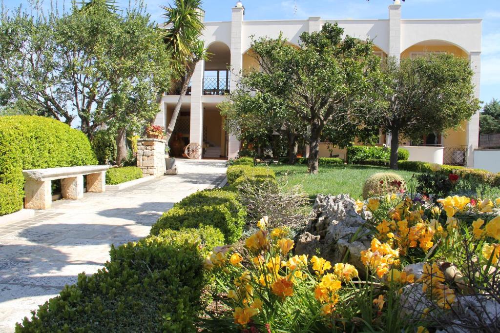 a garden in front of a building with flowers at B&B La Rosa Blu in Bari