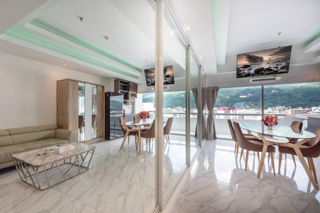 Posezení v ubytování PATONG TOWER ROYAL FAMILY pta 2025
