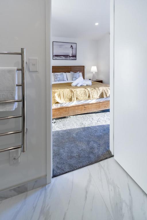 Modern 3 bed overlooking Hagley Park - Resim 26