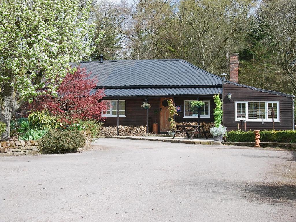 una casa con una entrada de grava delante de ella en High Moor Cottage, en Dufton