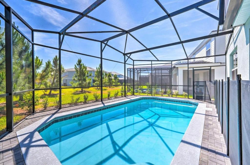una piscina en una casa con techo de cristal en NEW! Luxury Solterra Resort Home, Disney World Family Retreat Vacation, en Davenport