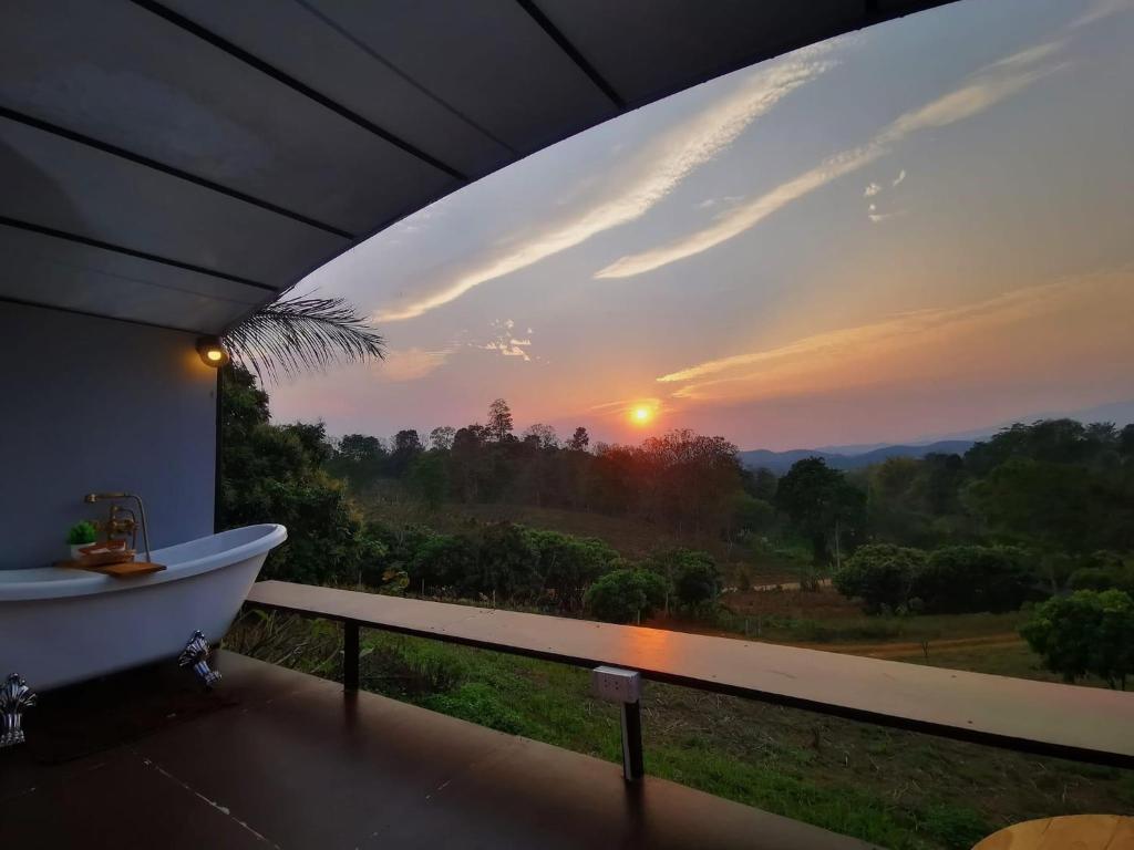 Východ nebo západ slunce při pohledu z luxury tent nebo okolí