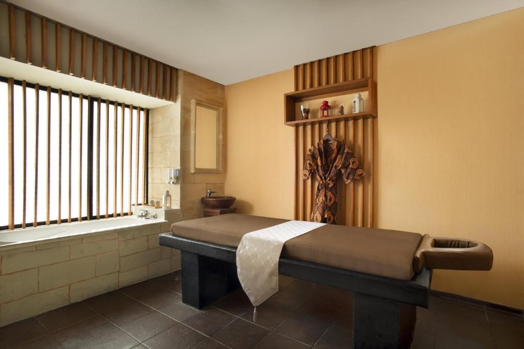 Postel nebo postele na pokoji v ubytování Hotel Ciputra Jakarta managed by Swiss-Belhotel International
