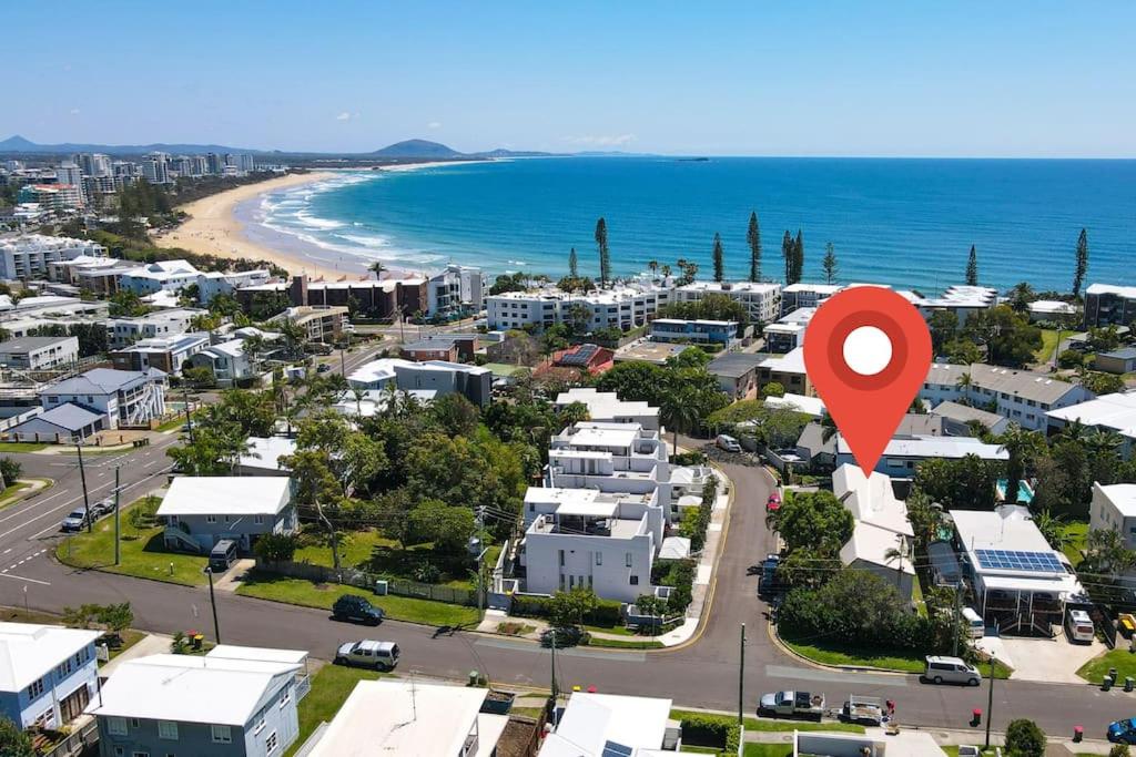 een uitzicht vanuit de lucht op een stad met een rode markering bij Beach Haven at Alex Heads in Alexandra Headland