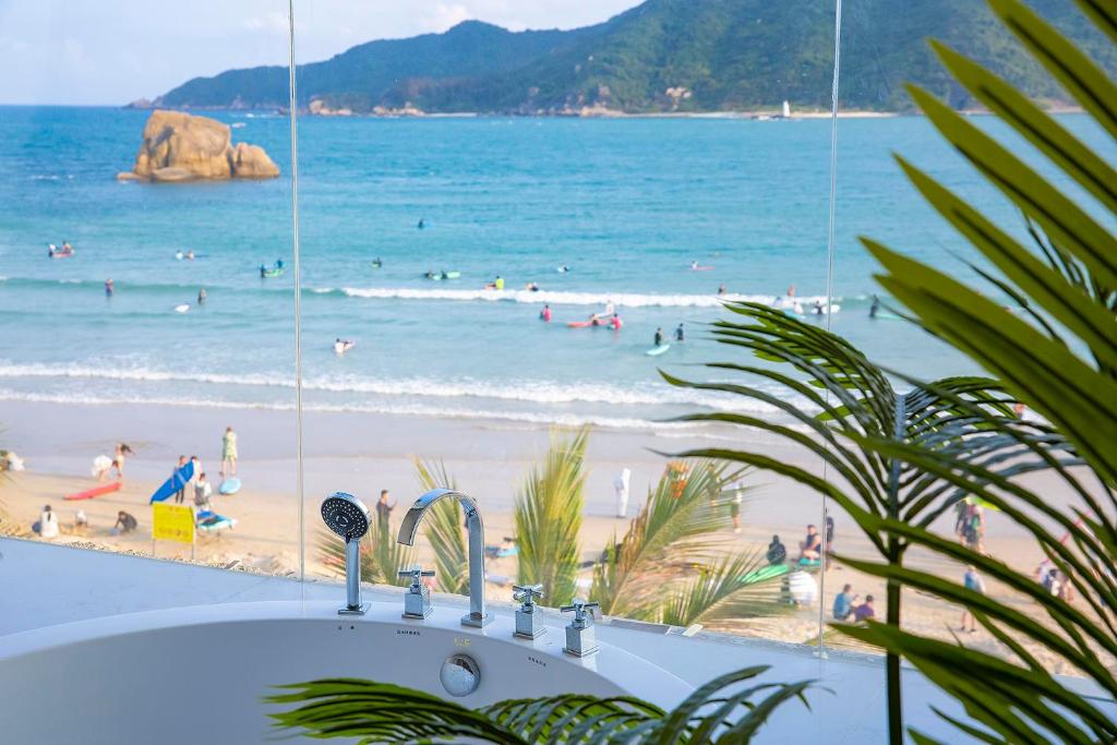 三亞的住宿－小鹿辰客海景冲浪民宿，享有海滩美景的浴缸
