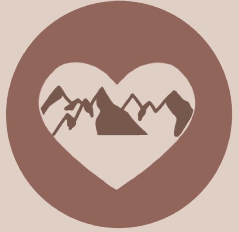 une photo d'un cœur avec une chaîne de montagnes dans l'établissement Ferienwohnung "Wia Dahoam", 