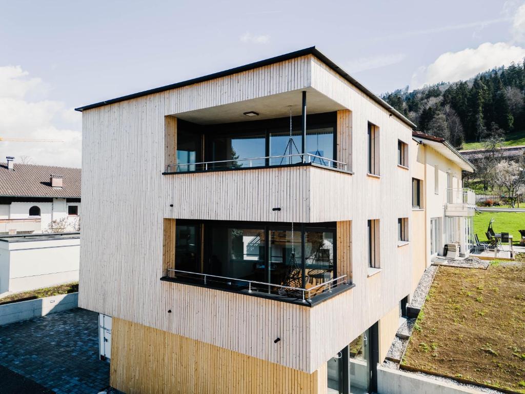 un edificio con una gran ventana en su lateral en Ferienhaus Sandra, en Hörbranz