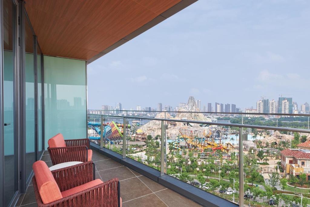 Four Points by Sheraton Nanchang, Xihu - 一卧室豪华王套房，带阳台和湖景