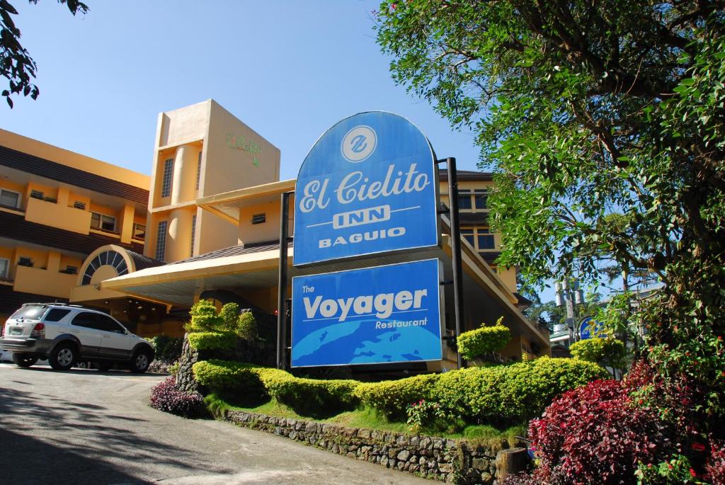 um sinal para um hotel em frente a um edifício em El Cielito Inn - Baguio em Baguio