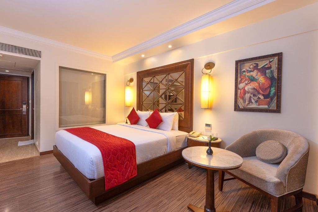 Postel nebo postele na pokoji v ubytování The Saibaba Hotel