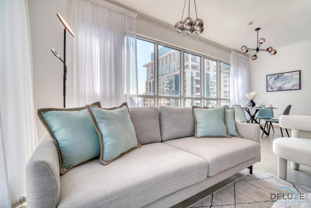 Posezení v ubytování Glamorous 1BR at Residences 5 Downtown Dubai by Deluxe Holiday Homes