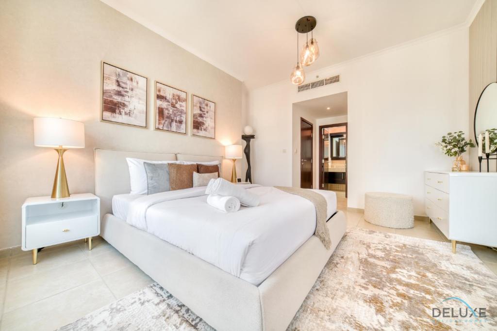 Postel nebo postele na pokoji v ubytování Glamorous 1BR at Residences 5 Downtown Dubai by Deluxe Holiday Homes