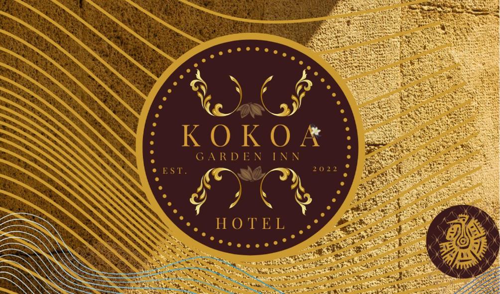 San Vicente de ChucuríにあるKOKOA GARDEN INNの金色の背景にホテルの看板